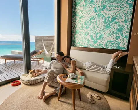 Pareja en habitación All-Fun Inclusive de lujo en hotel Casa de la Playa